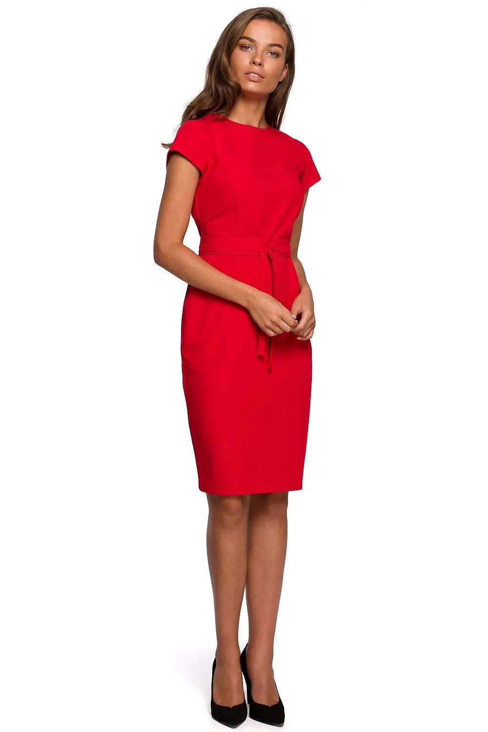 Robe élégante satinée rouge vif coupe ajustée manches courtes ceinture style chic professionnel