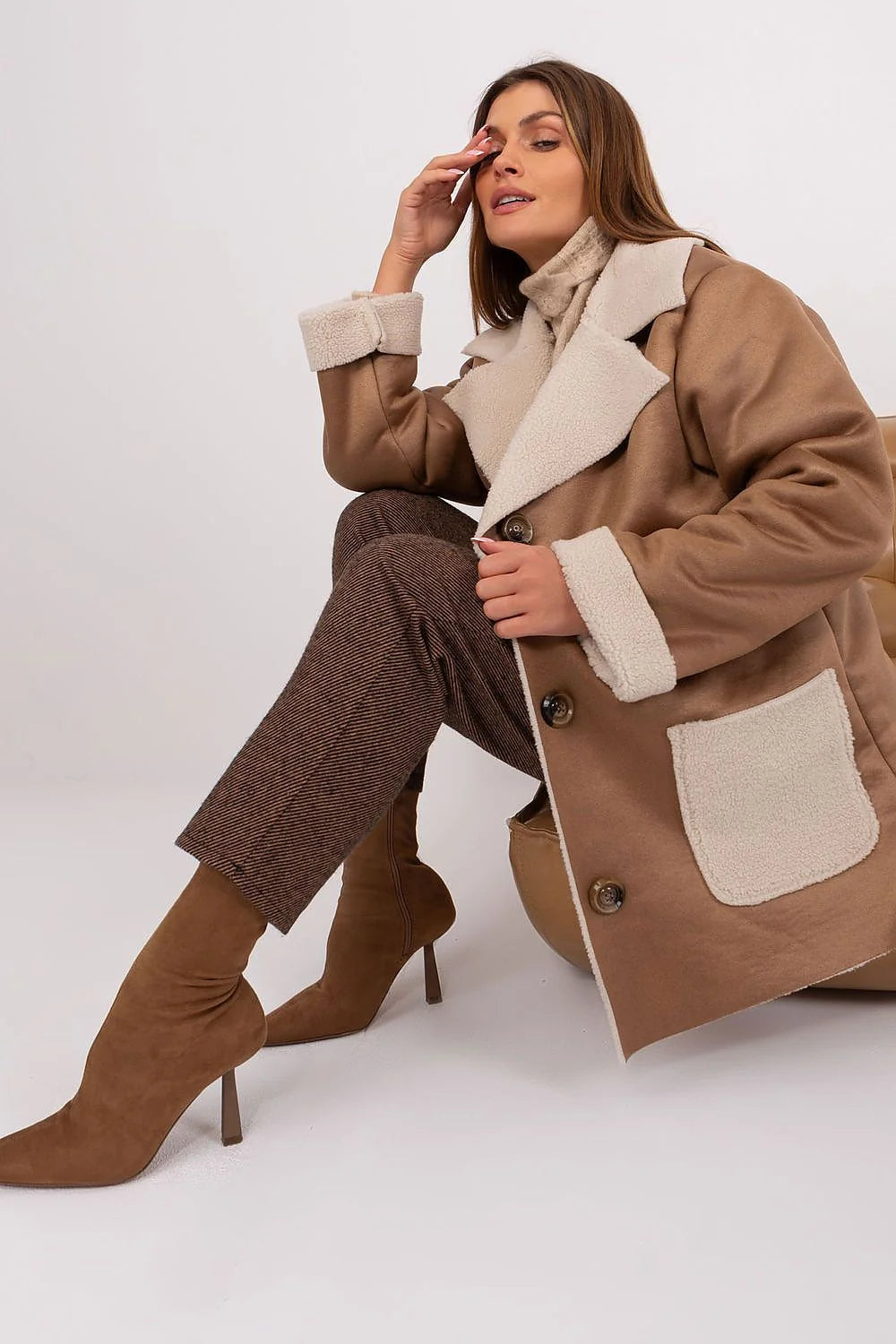 Veste d'hiver élégante pour femme en tissu satiné camel doublée sherpa beige manches longues coupe droite