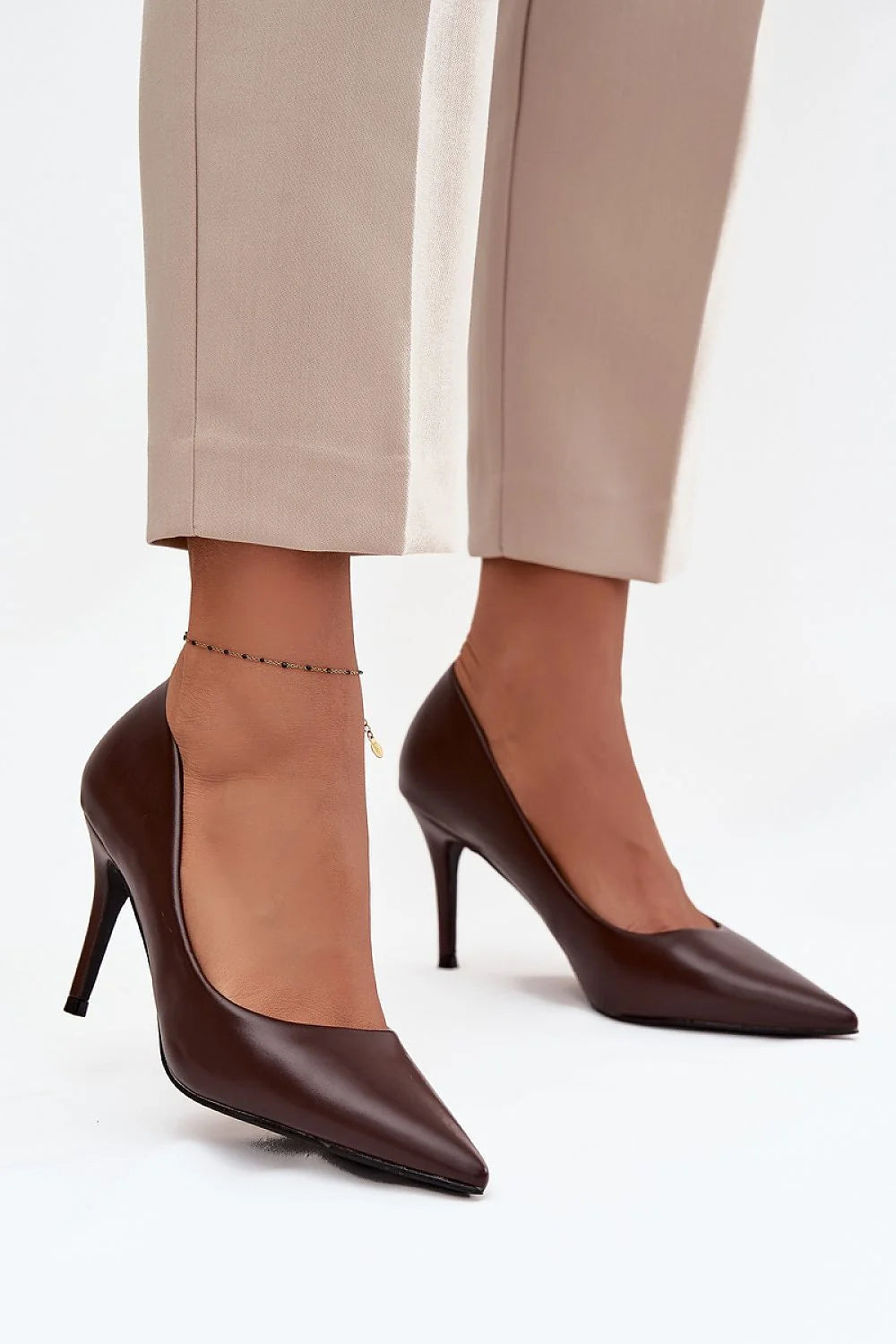 escarpins femme simili cuir marron chocolat talon aiguille mihaut bout pointu finition mate vamp dégagée silhouette élancée professionnelle soirée confort