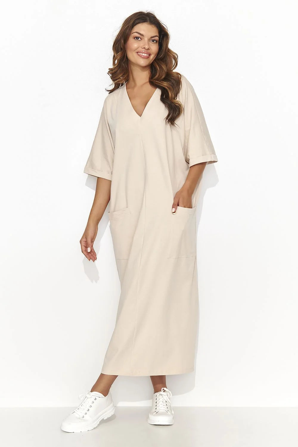robe longue coton beige clair coupe droite col V manches trois quarts kaftan oversize poches plaquees detail dore