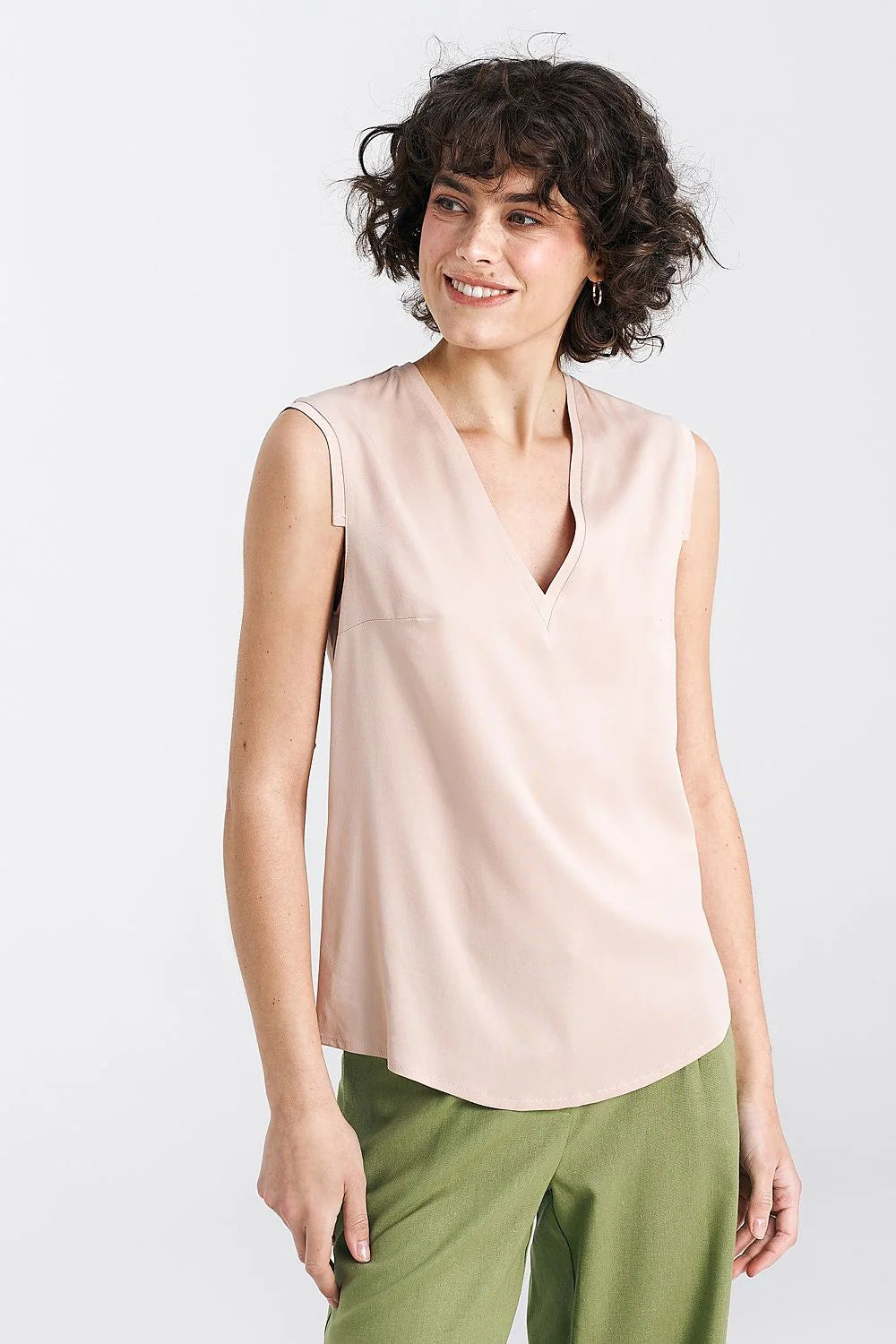 chemisier Nife femme coupe régulière encolure V profonde sans manches viscose léger fluide rose poudré minimaliste