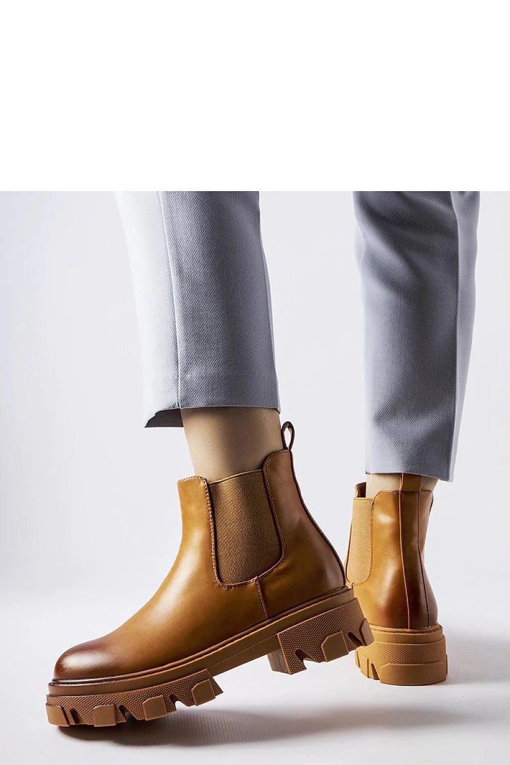 bottines Chelsea cuir lisse marron foncé finition polie design classique panneaux élastiques latéraux semelle épaisse plateforme caoutchouc crantée