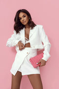 ensemble féminin élégant blanc tailleur blazer court cintré taille jupe portefeuille asymétrique bralette dentelle apparente boutons dorés pochette matelassée rose