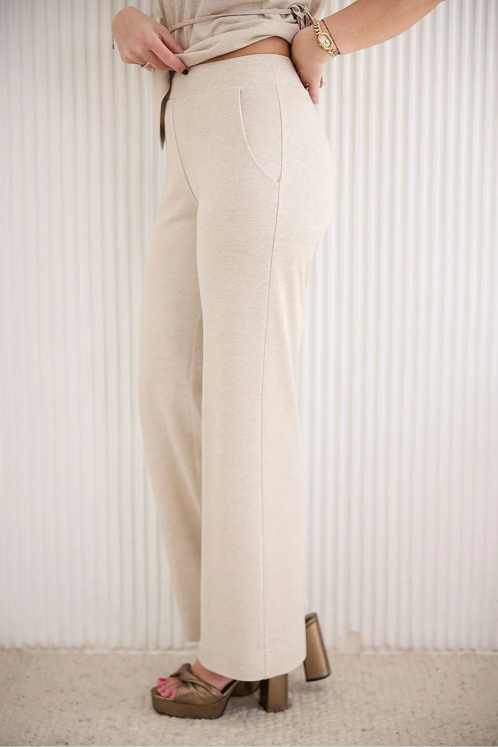 Pantalon femme La Aurora coupe évasée matériau jersey jacquard extensible fil doré 5% élasthanne 20% nylon 75% viscose beige clair taille élastique