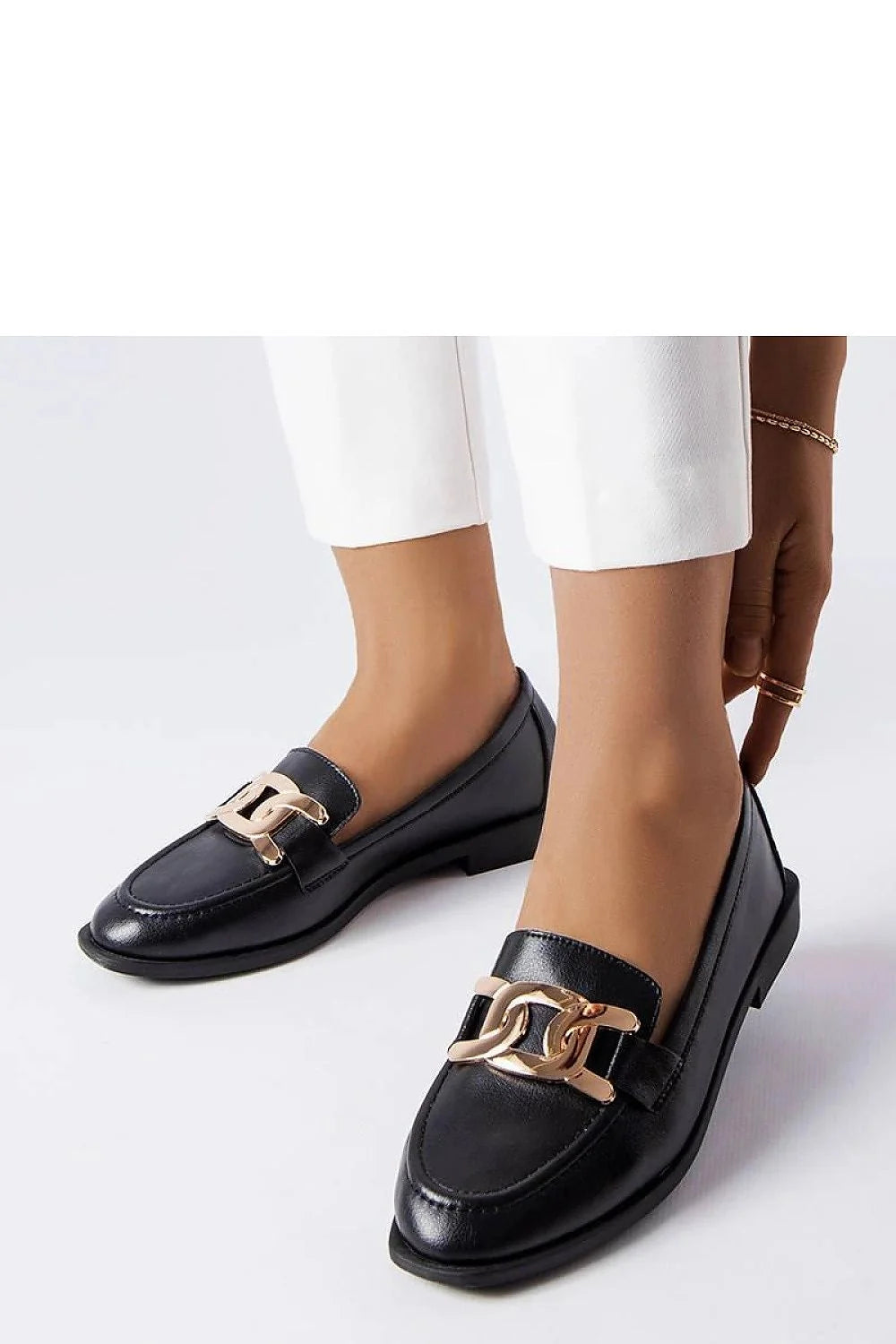 Moccasins pour femme élégantes design intemporel cuir noir eco-friendly doré détail chaîne coupe basse semelle plate confortable