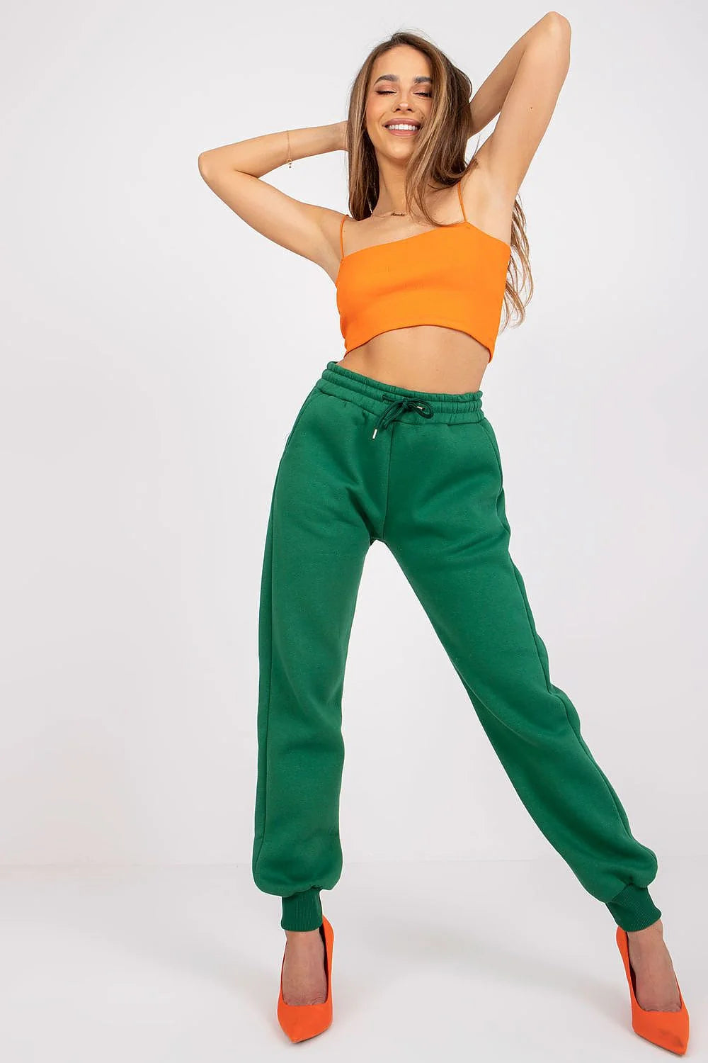 Ensemble mode féminin vibrant crop top vert vif joggers taille haute mules talons occasion décontractée sortie tendance 2023
