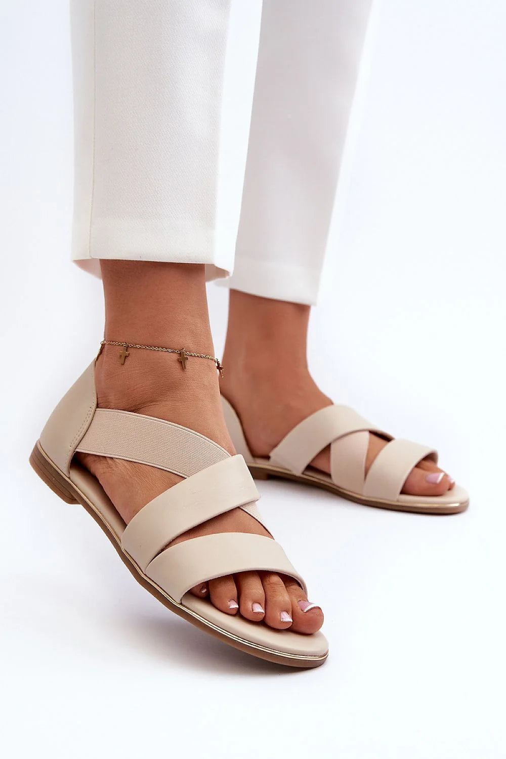 sandales femme minimalistes plates beige cuir synthétique brides larges croisées élastique arrière semelle rembourrée petit talon compensé confort ville vacances