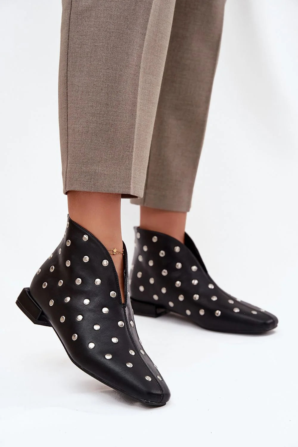 bottines femme cuir écologique noir cloutées argentées bout arrondi talon carré bas 3cm fermeture arrière enfilage facile rock chic confortable