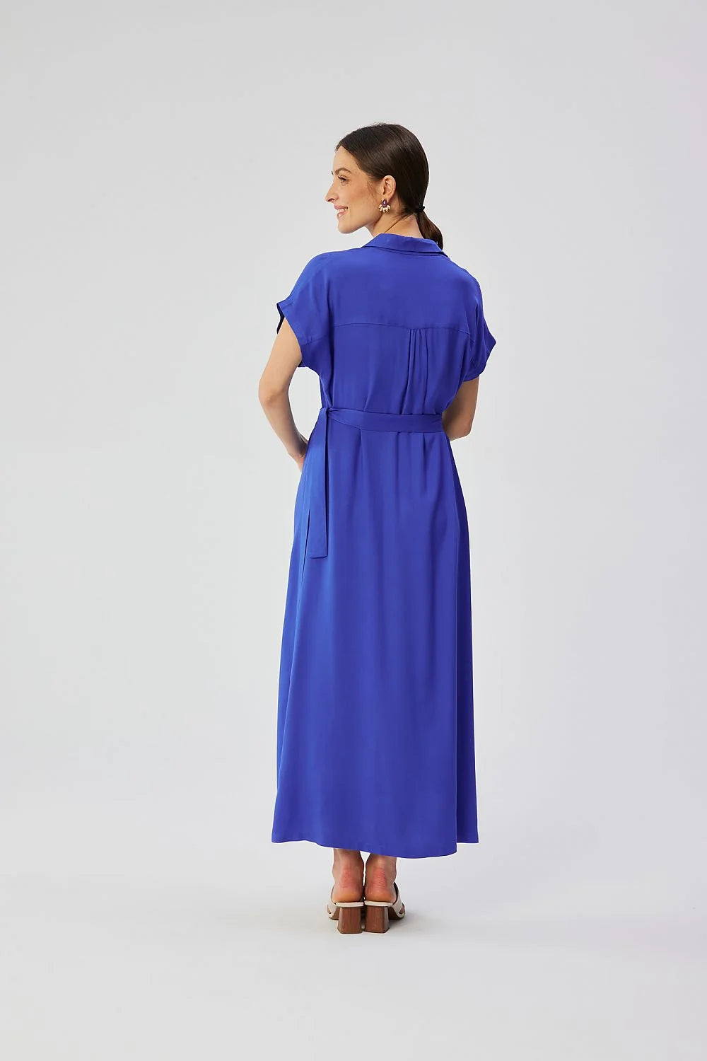 Robe chemise longue bleu vif manches courtes col classique boutonnage avant tissu léger robe élégante casual femme