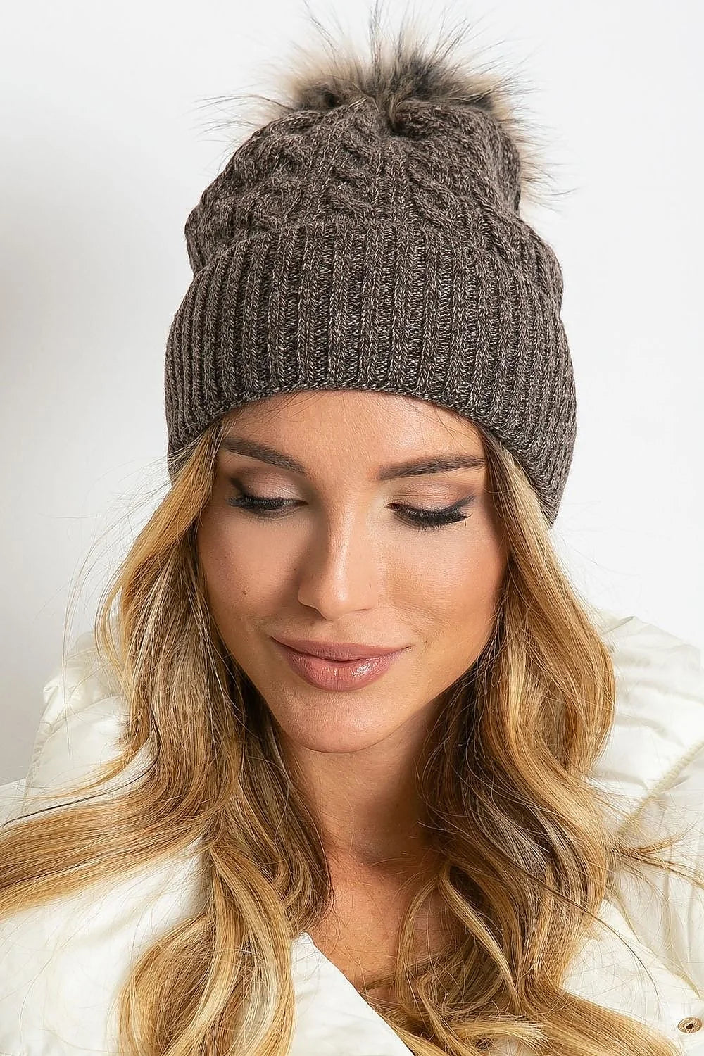 Bonnet d'hiver moderne élégant à bord côtelé et pompon en fourrure fausse pour femme, maille tricotée acrylique coton cachemire
