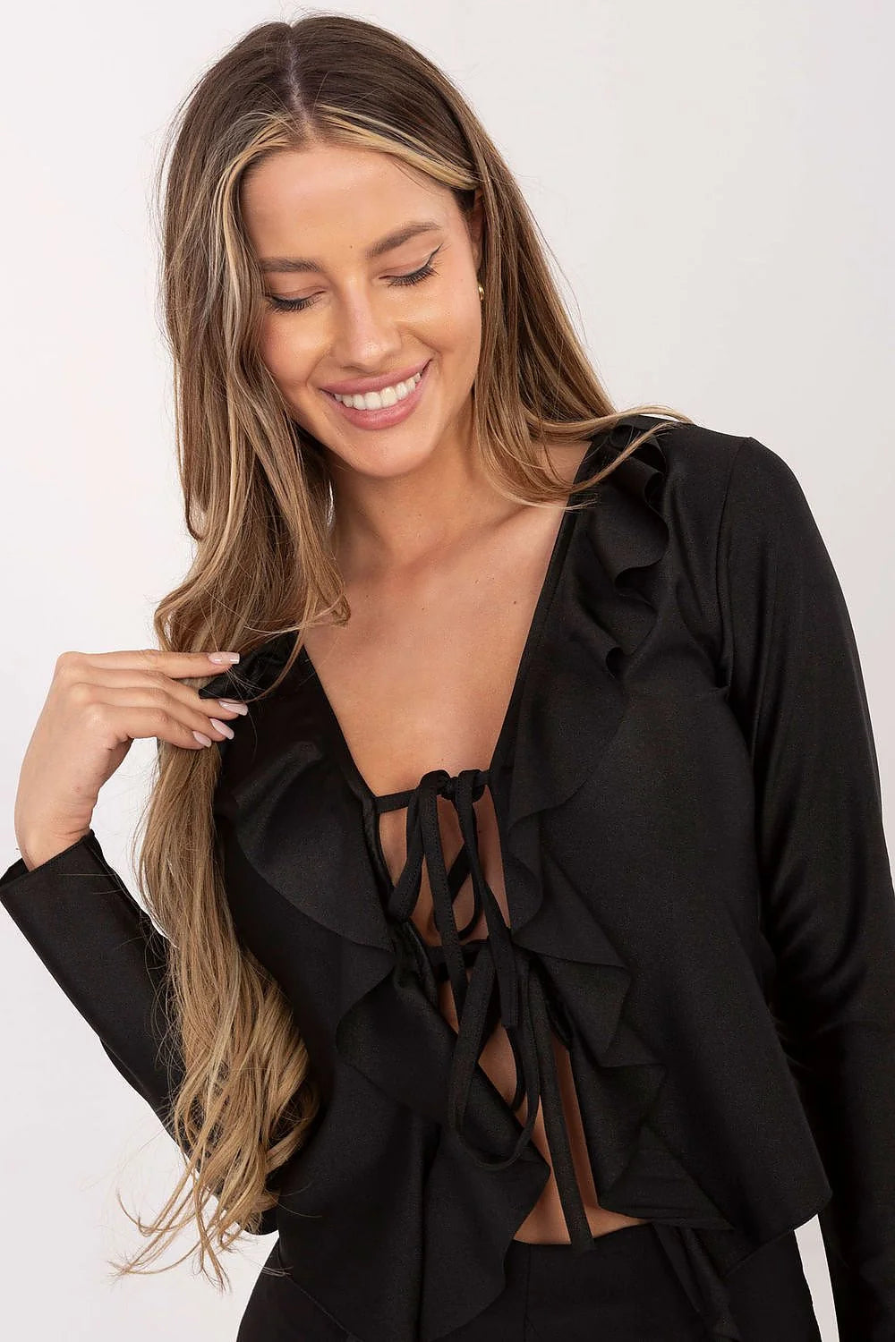 chemise femme noire courte cachecoeur volants manches longues décolleté profond lien noué stretch léger polyester viscose cintrée élégante romantique soirée