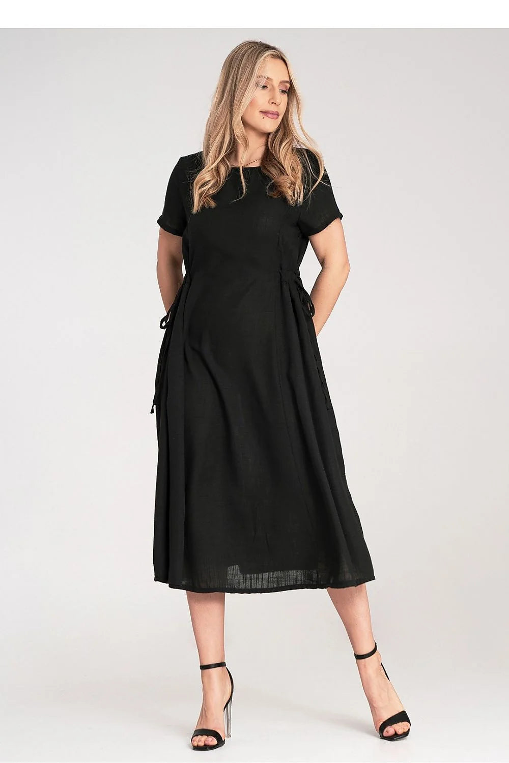 Robe midi noire pour femmes manches courtes encolure ronde tissu fluide taille ajustable occasion versatile robe classique élégante polyester 100%