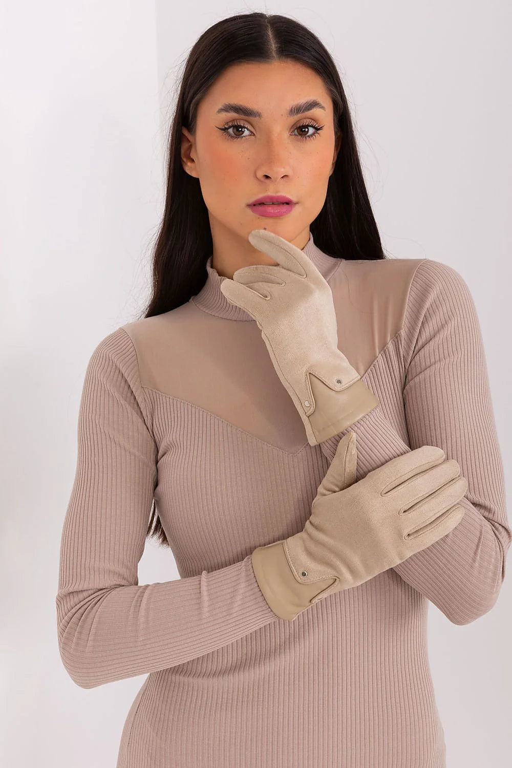 Gants élégants pour femmes en suède imitation cuir beige clair avec broderie fleur et bouton décoratif poignet lisse manchette ajustée