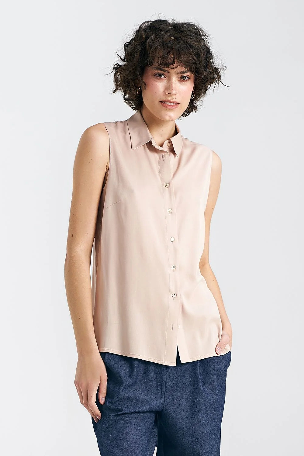 Chemise pour femme sans manches style classique couleur beige rosé matière douce coupe ajustée occasion bureau et quotidienne