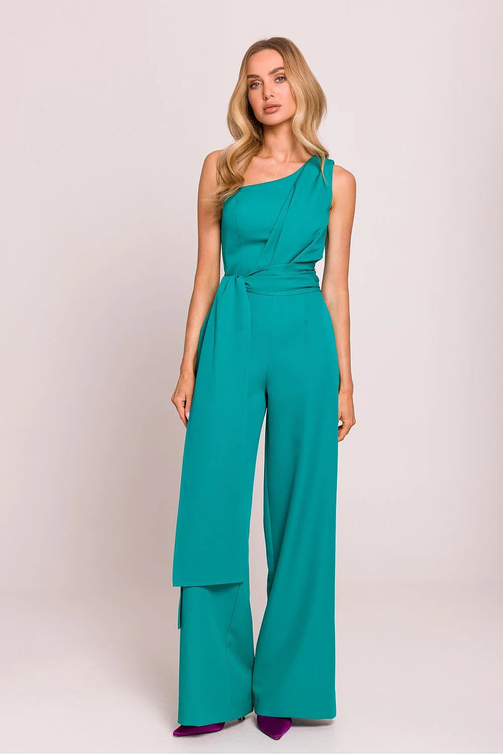 combinaison asymétrique bretelle unique vert émeraude ceinture nouée taille haute jambes palazzo longueur sol tissu élasthanne fluide structuré confortable soirée