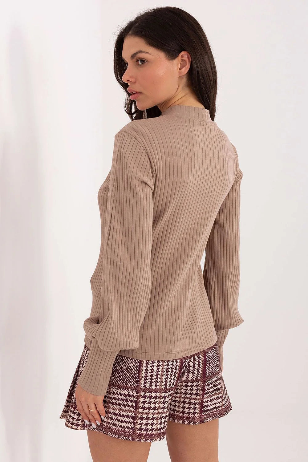chemisier beige taupe élégant quotidien décontracté coton élasthanne doux confortable semiajusté manches bouffantes poignets allongés col montant finitions chics silhouette