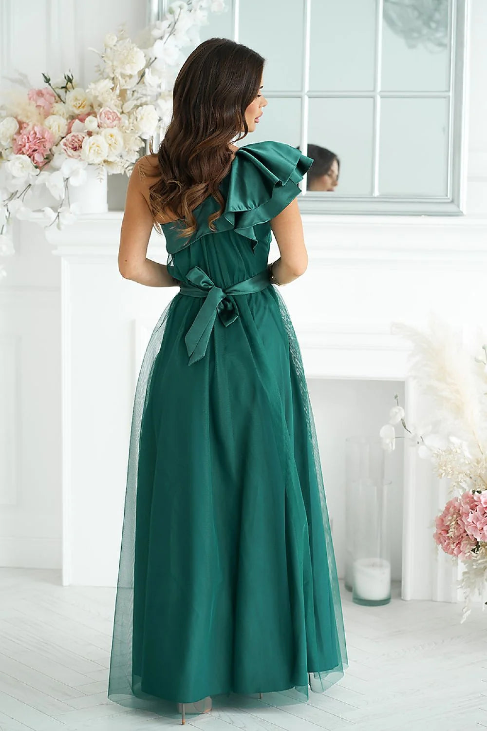 Robe longue vert émeraude mousseline asymétrique épaule nue fente haute taille bandée finitions invisibles accessoires dorés occasion formelle femme