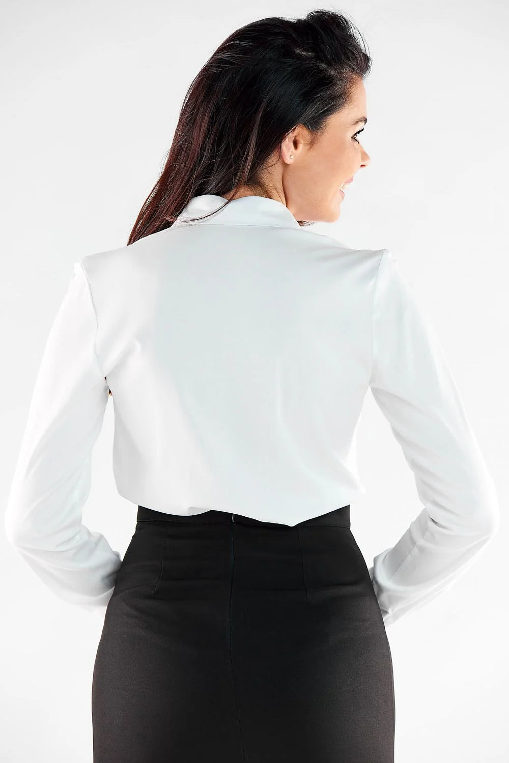 Chemise femme élégante manches longues col rigide blanche matière douce taille ajustable occasions professionnelles formelles