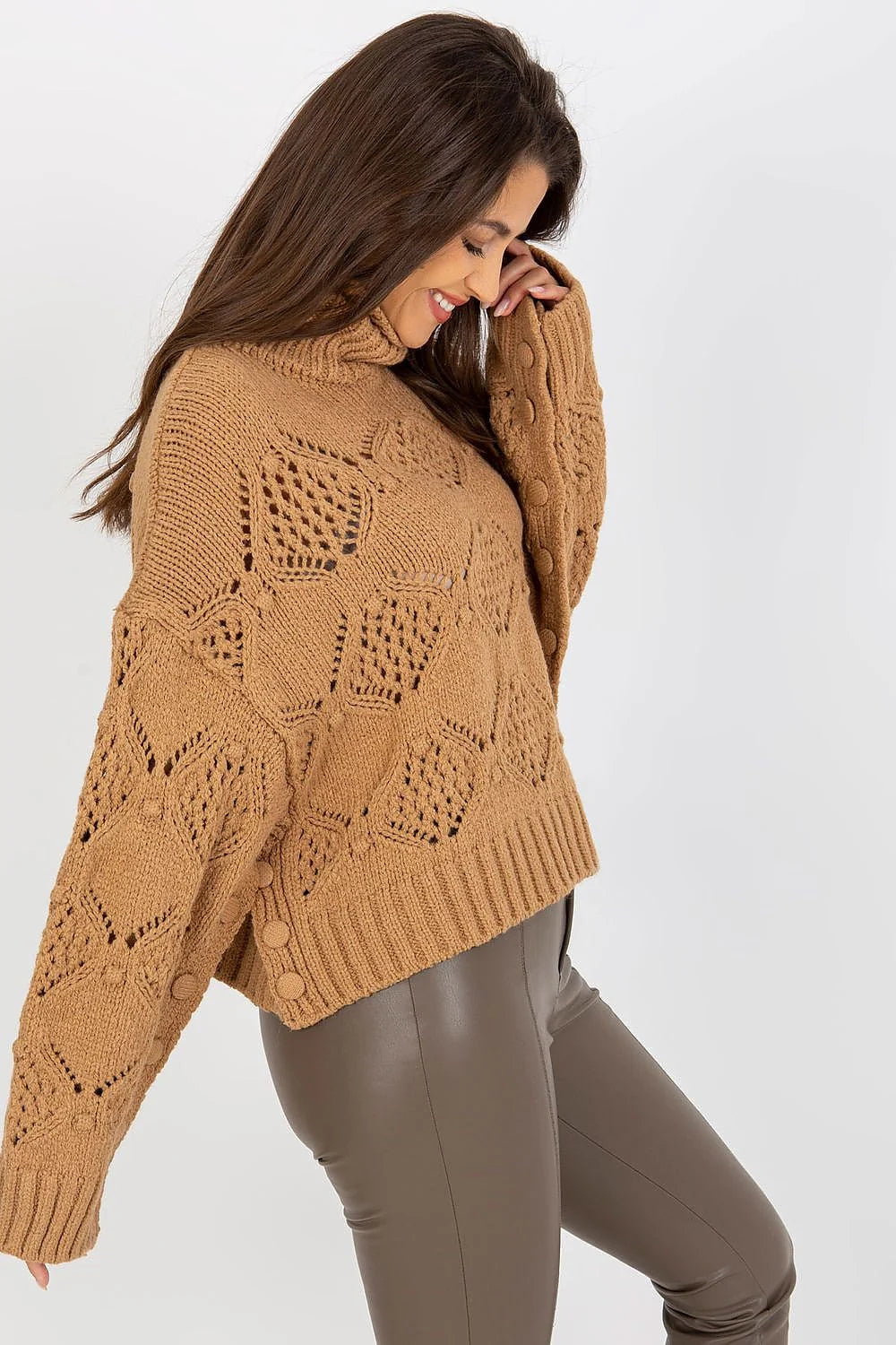 Tenue femme col roulé pull ajouré pantalon pinces bottes hautes style décontracté-chic