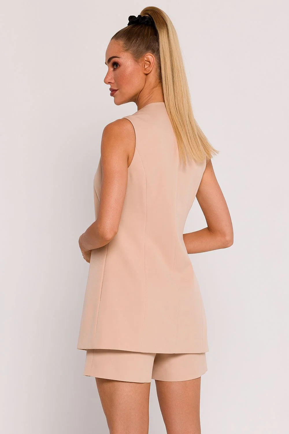 Ensemble élégant pour femme blazer sans manches short beige coupe ajustée style moderne occasions semi-formelles