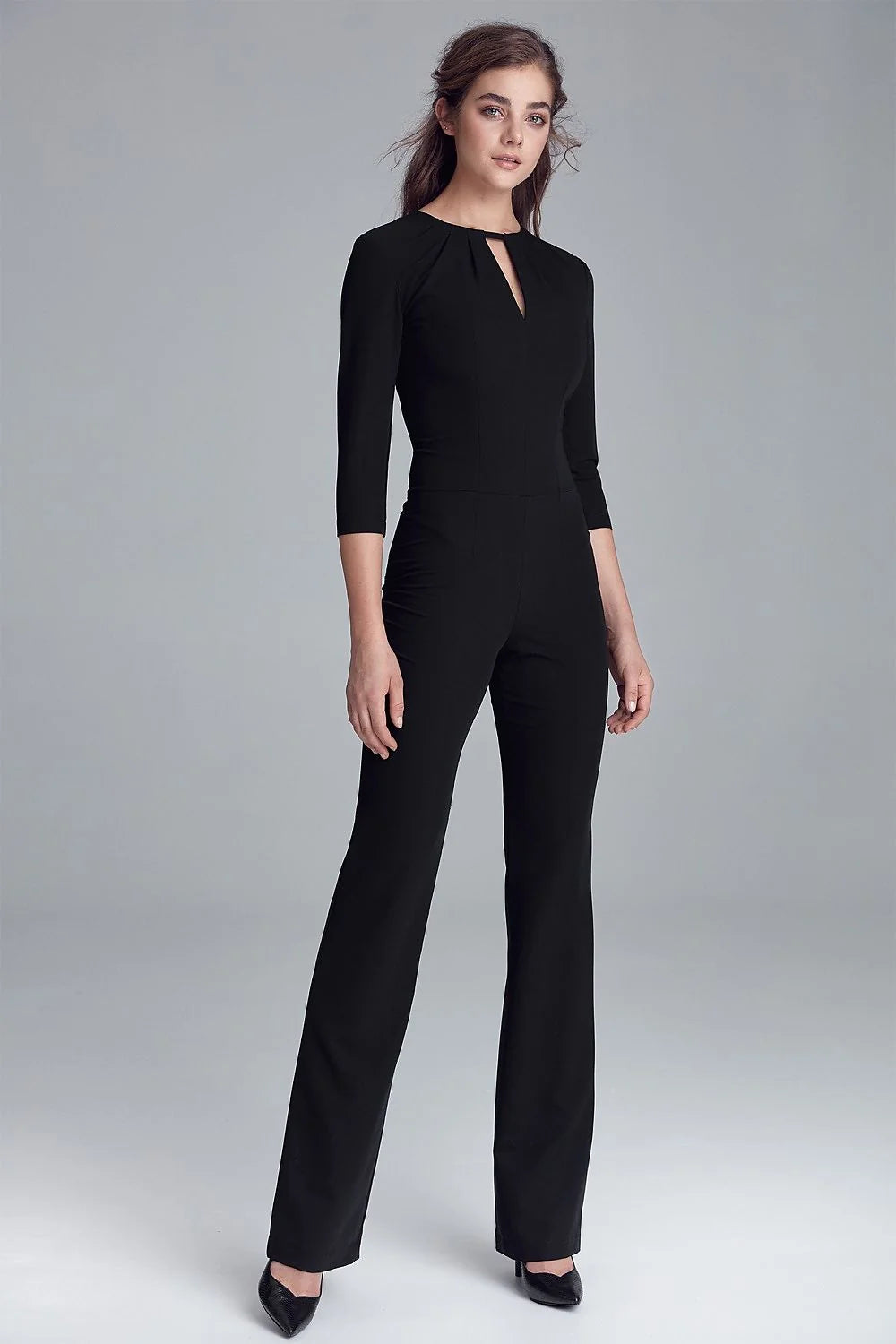 combinaison femme noire élégante ajustée taille haute manches trois quarts encolure fendue buste slim pantalon jambes évasées tissu structuré extensible