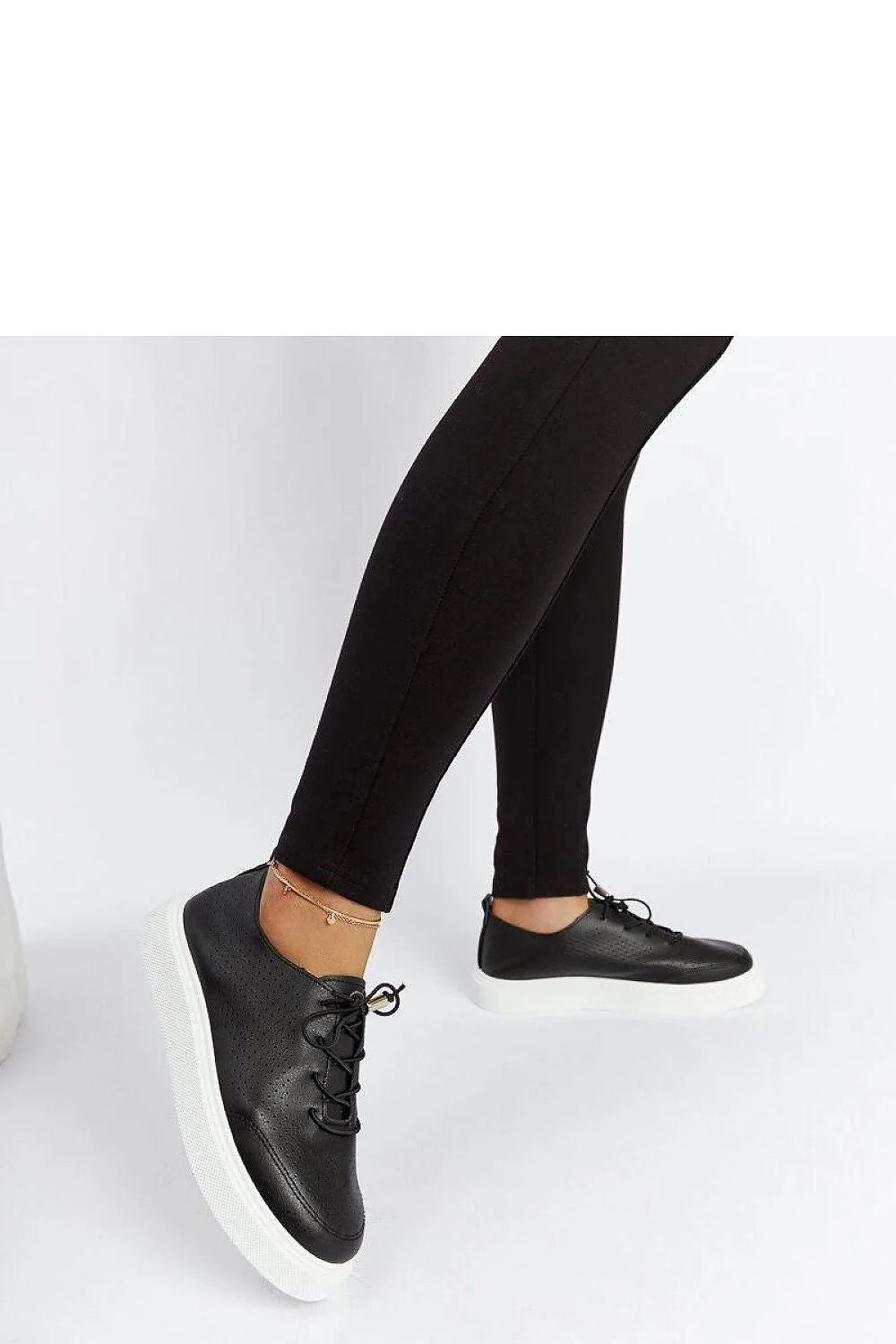 Baskets modernes à profil bas cuir noir perforé semelle blanche lacets noir femme talon 3cm