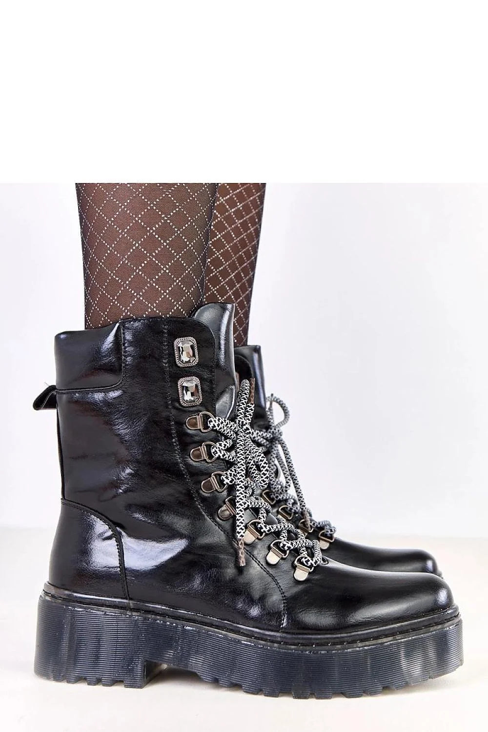 bottines montantes femme noires cuir synthétique lisse bout rond doublure chaude lacets bicolores œillets cristaux subtils semelle crantée