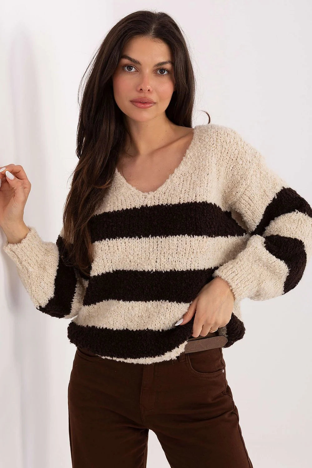 pull femme oversize maille bouclée chenille pelucheuse manches ballon larges rayures horizontales crème beige marron foncé coupe ample