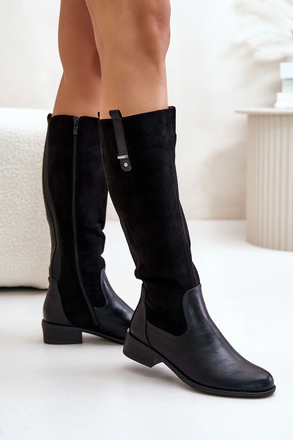 Bottes cuissardes élégantes femmes cuir lisse daim noir talon bas large style moderne intemporel