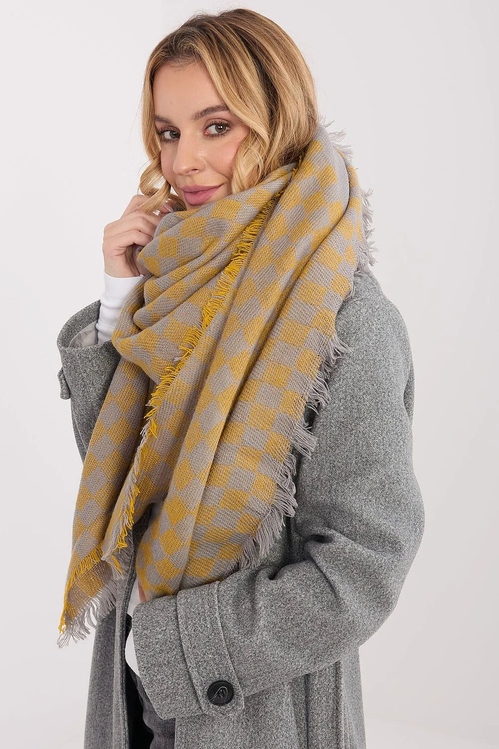 écharpe châle oversize carré plaid carreaux jaune moutarde gris grande maille tricotée douce bords effilochés franges délicates tombé enveloppant cocooning