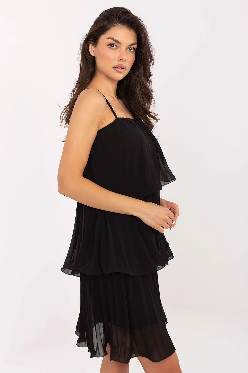 Robe cocktail Och Bella élégante noire en mousseline volants fines bretelles ajustables coupe fluide mi-cuisse femme