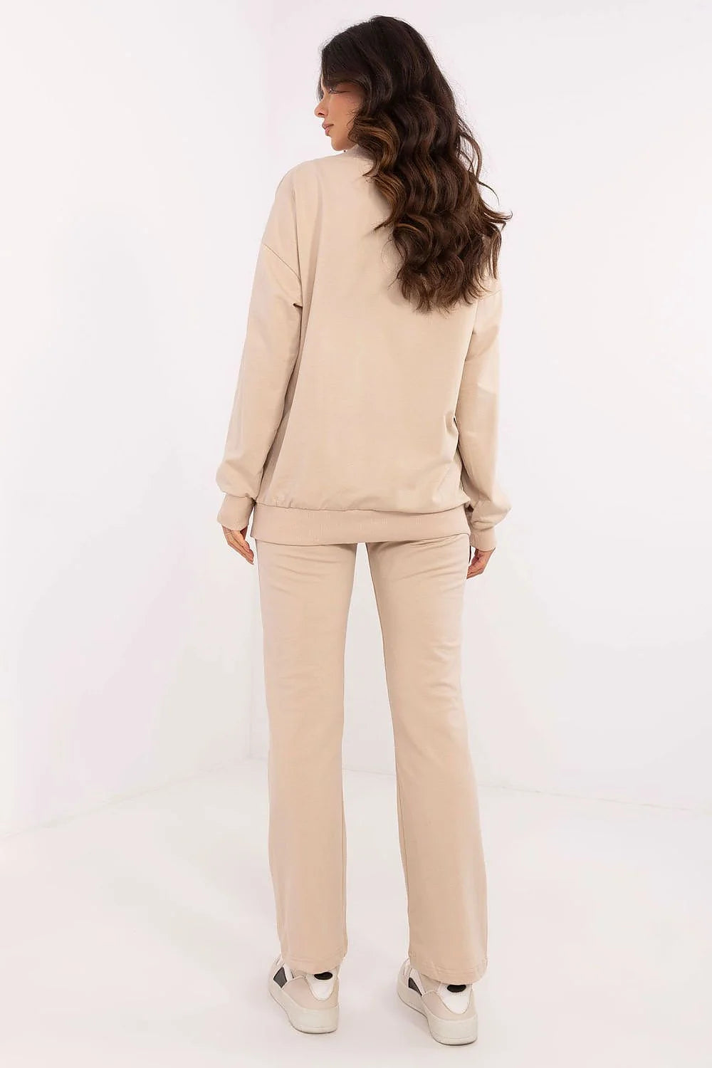 ensemble femme oversize pull colV profond manches longues coton molletonné confortable pantalon droit évasé beige baskets montantes blanches