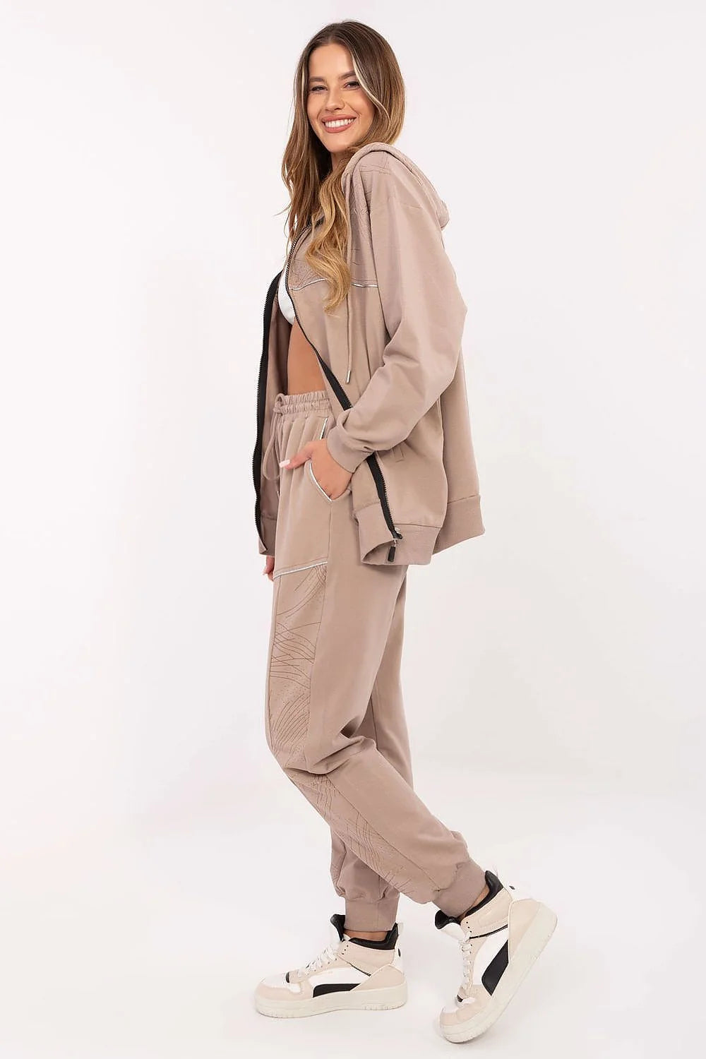 ensemble survêtement femme sweat zippé capuche jogger beige taupe molleton doux poches latérales poignets côtelés taille haute cordon ajustable