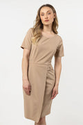 robe élégante ajustée fourreau mi longue manches courtes encolure ronde asymétrique boucle décorative fermeture éclair cachée beige polyester viscose elasthane