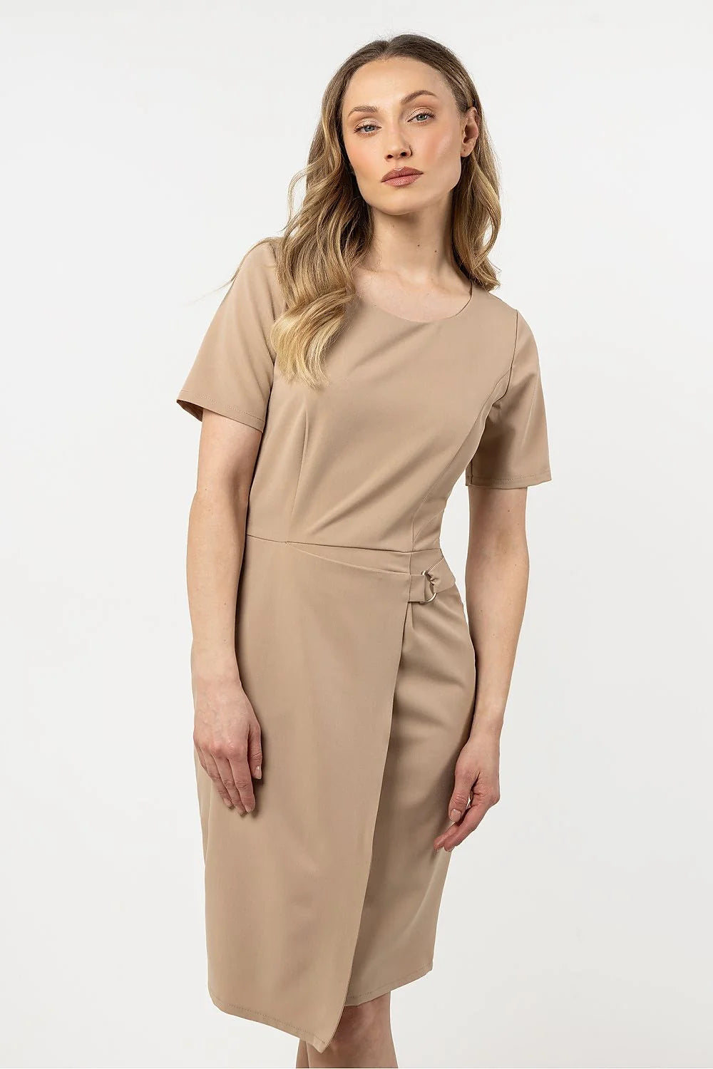 robe élégante ajustée fourreau mi longue manches courtes encolure ronde asymétrique boucle décorative fermeture éclair cachée beige polyester viscose elasthane