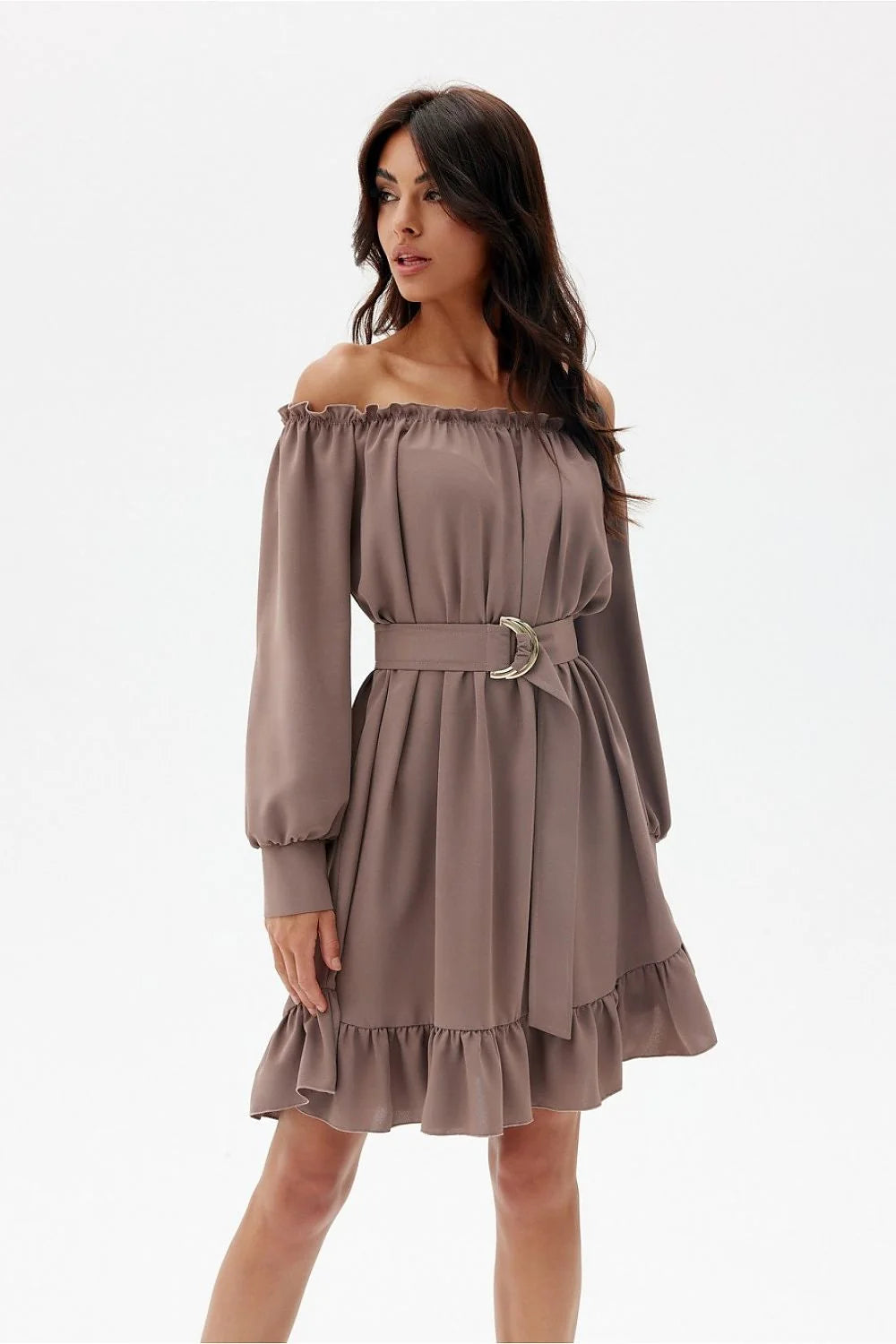 robe bardot taupe manches longues bouffantes épaules élastiquées ceinture large boucle demi lune métallique coupe évasée ourlet ruché