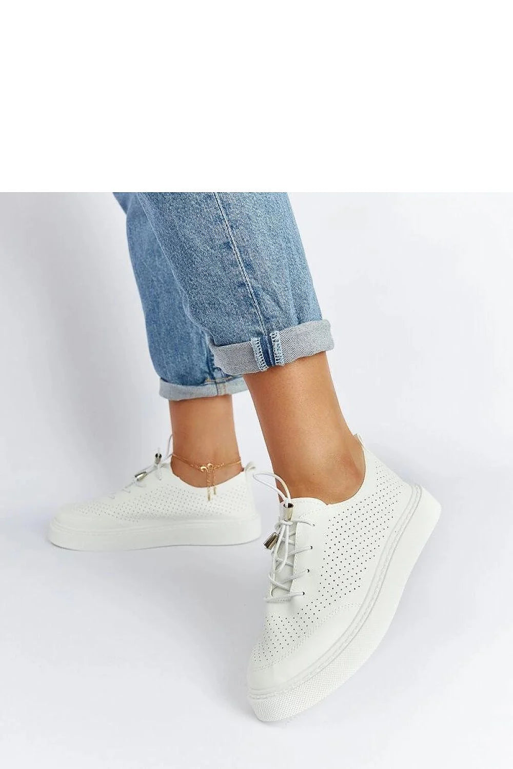 baskets femmes blanches cuir perforées minimalistes respirantes basses semelles caoutchouc plateformes antidérapantes amorties confortables lacets élastiques embouts métalliques