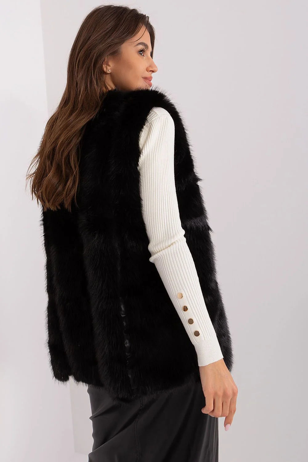 Gilet sans manches en fausse fourrure noire pour femme, style élégant, coupe droite, texture luxueuse, doublure intérieure, vêtement intemporel