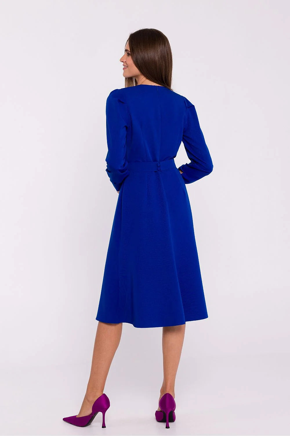 Robe de jour élégante longue manches longues dos couvert bleu intense taille marquée femme