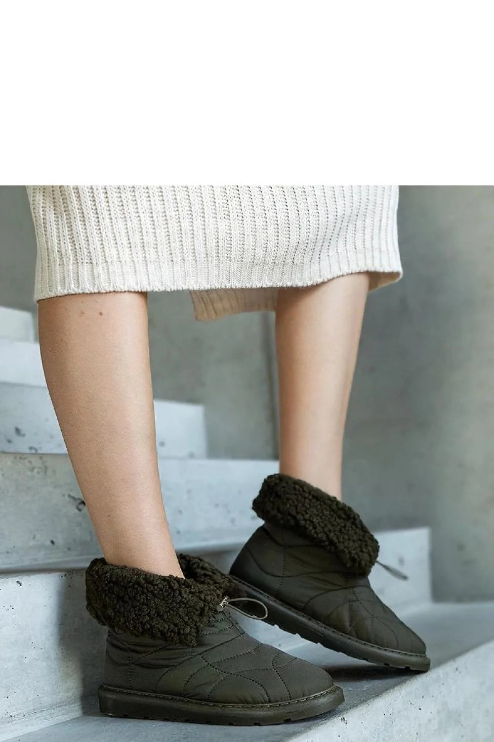 Bottines pour femmes en tissu matelassé couleur kaki foncé avec doublure en fourrure synthétique, design moderne et confortable, semelle en caoutchouc, fermeture à lacets