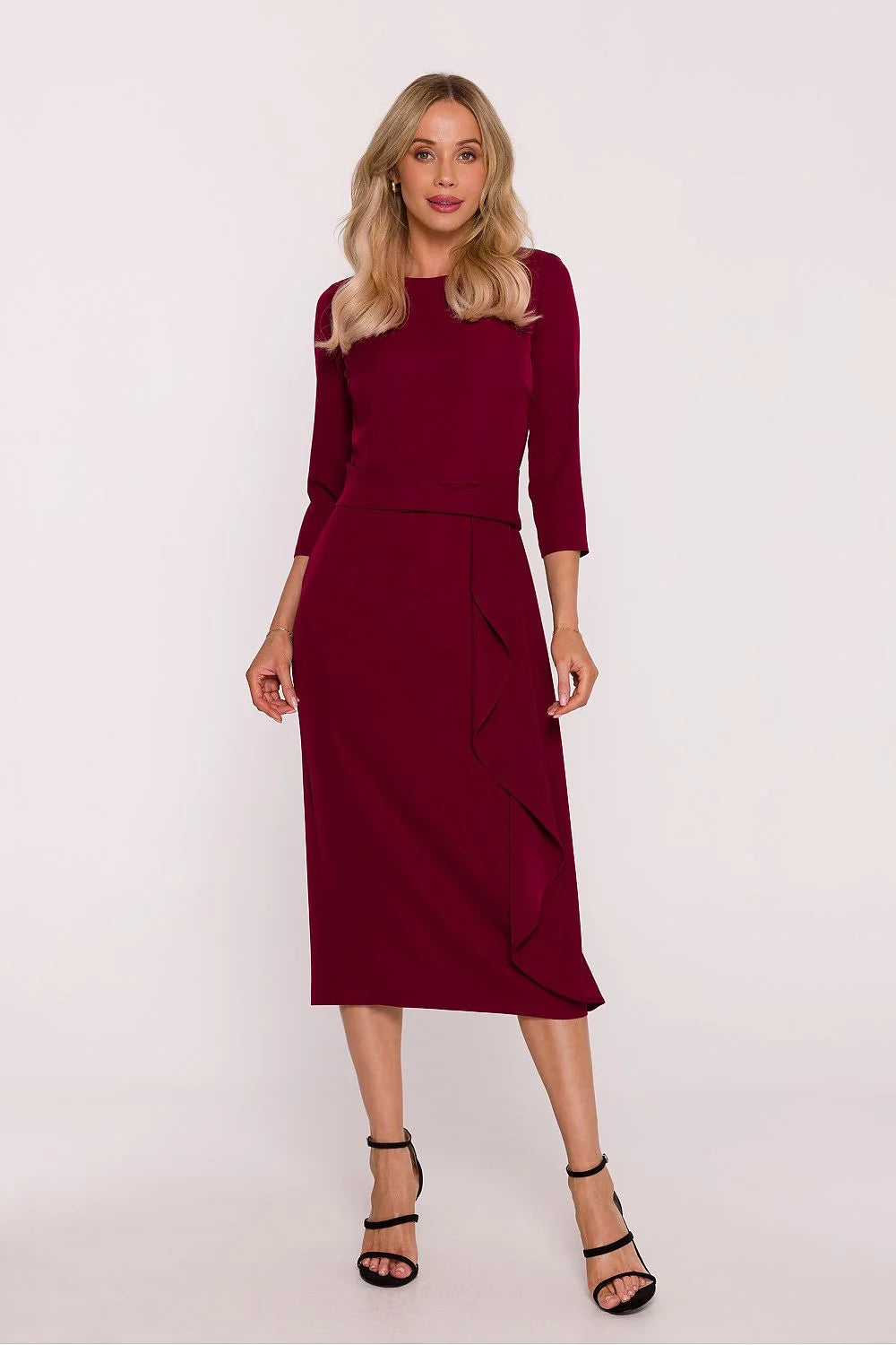 robe cocktail midi bordeaux crêpe fluide volants asymétrique manches troisquarts encolure ronde légèrement ajustée taille marquée fente arrière