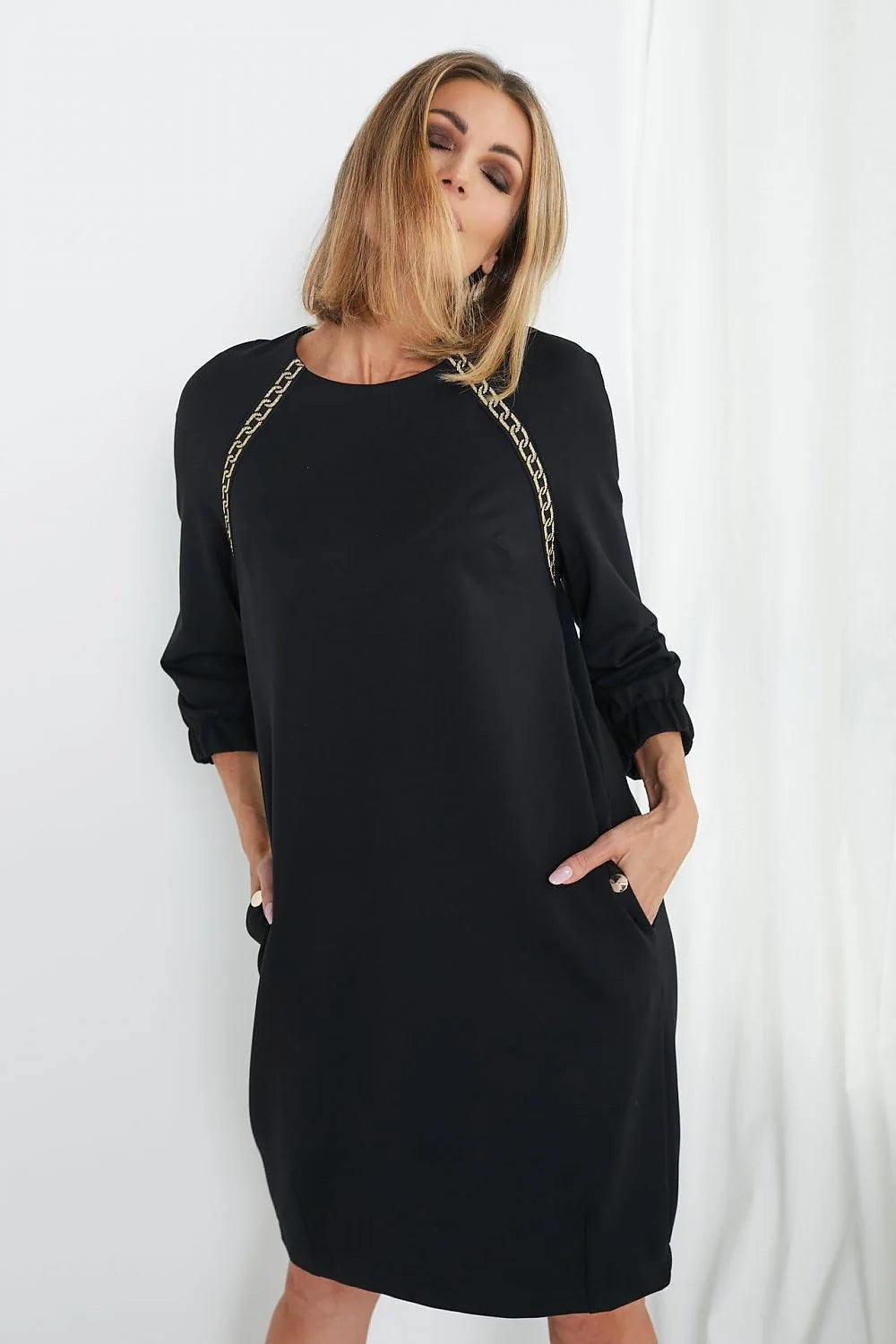 Robe noire tricot moderne minimaliste manches longues élégante polyvalente pour femmes confort et style
