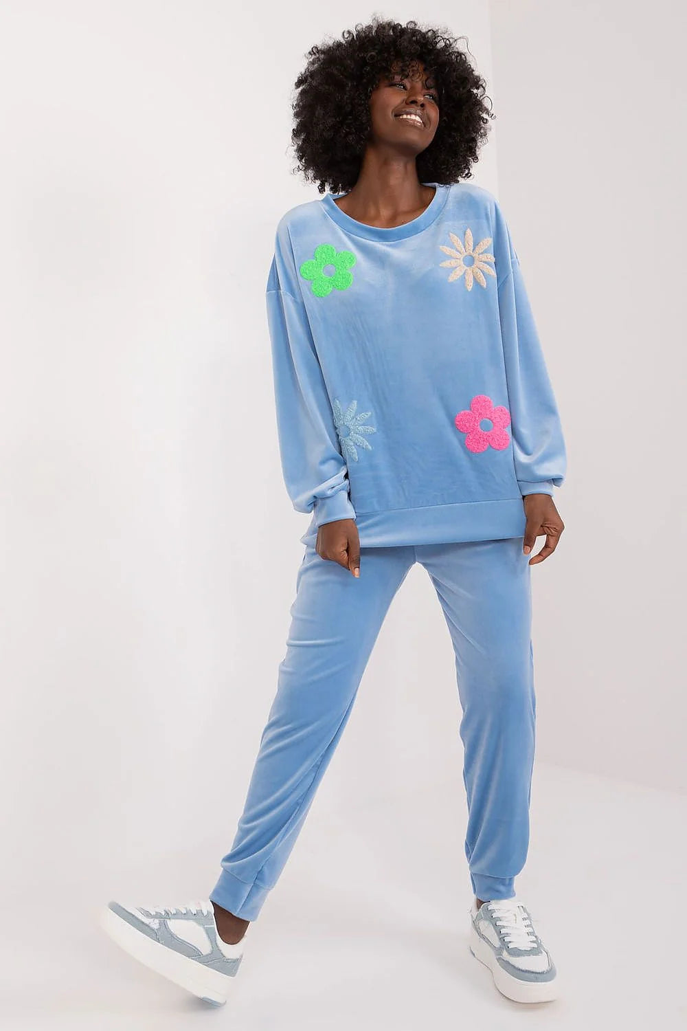 ensemble velours femme sweat oversize jogging taille haute poches latérales manches longues encolure ronde imprimé floral bleu ciel appliqués fleurs