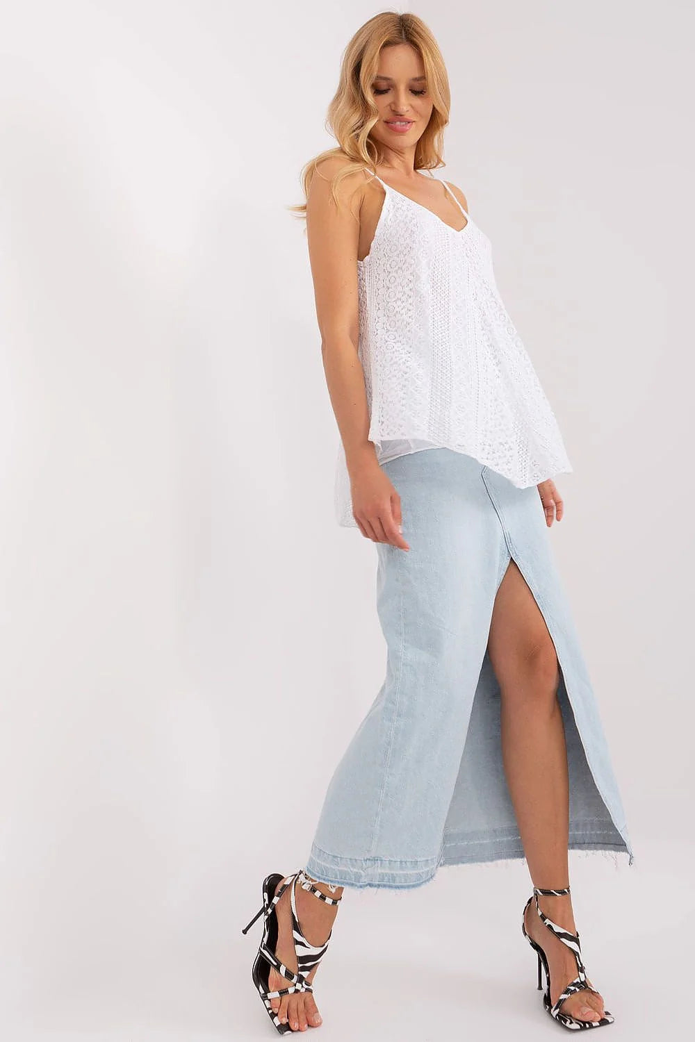 Haut en dentelle sans manches décolleté en V bretelles fines robe à motifs brodés jupe longue en denim ouverture frontale sandales zébrées femme