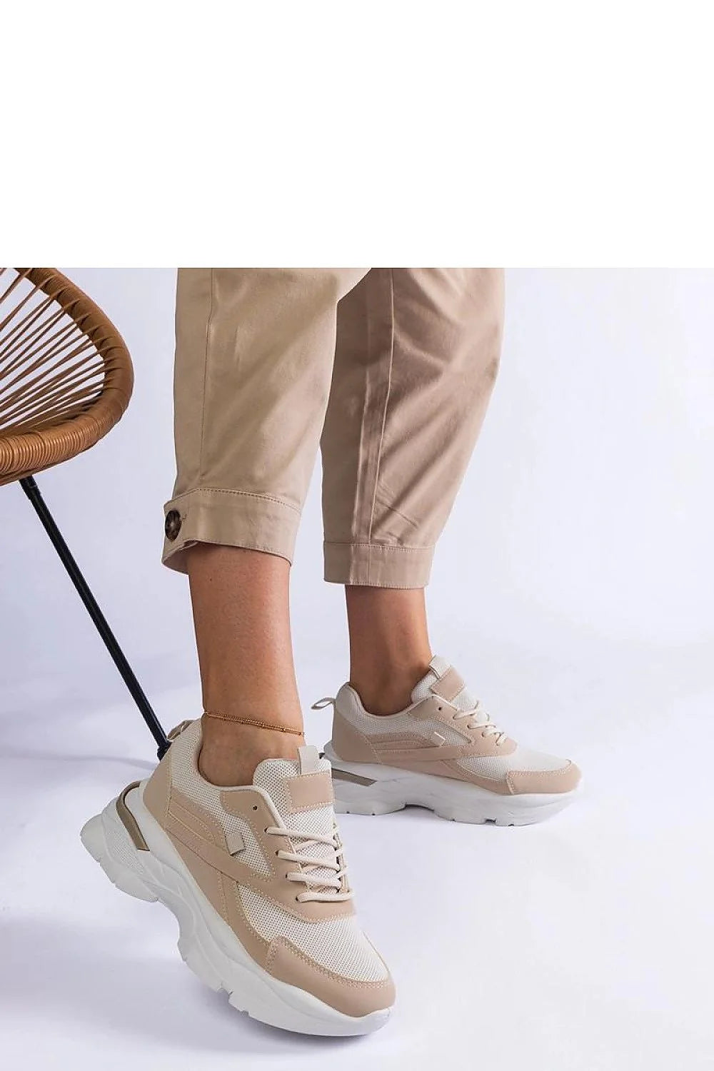 Baskets féminines modernes à semelle épaisse couleur beige et blanc cassé en cuir écologique confortable pour usage quotidien