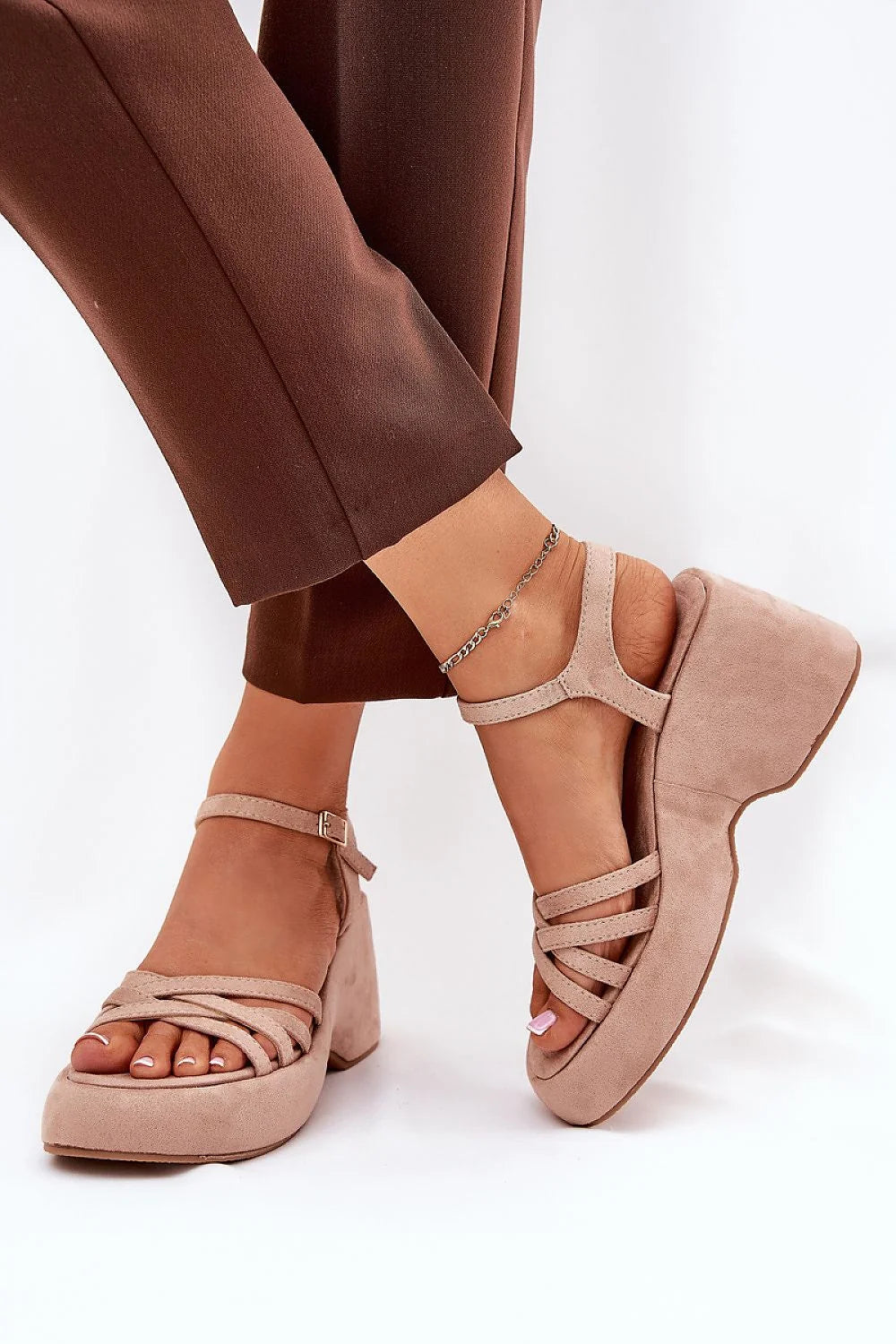 Sandales femmes plateforme talon compensé design élégant modern style cross strap cuir suédé beige clair ajustable confort tout le jour