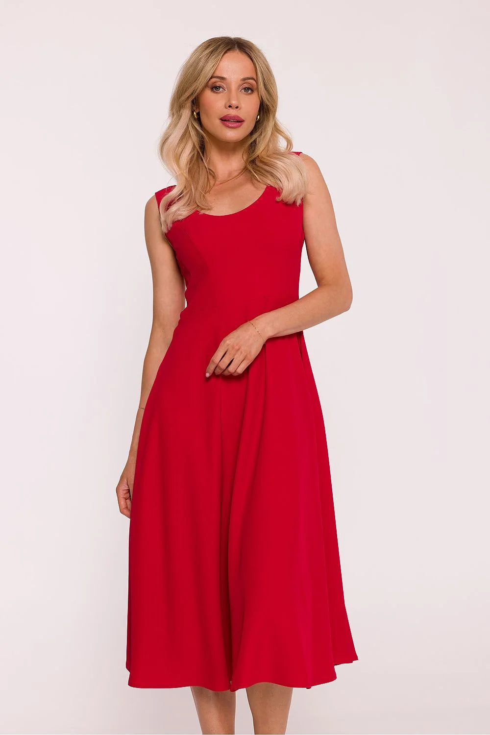 robe soirée midi femme rouge vif satinée lisse léger éclat encolure ronde sans manches buste ajusté taille cintrée jupe évasée