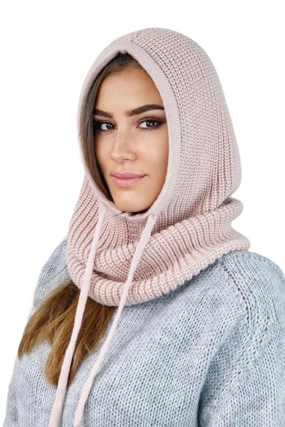 Cagoule tricotée mode hivernale femmes laine élégant confort style moderne finitions soignées polyvalent accessoire protection froid qualité supérieure look intemporel