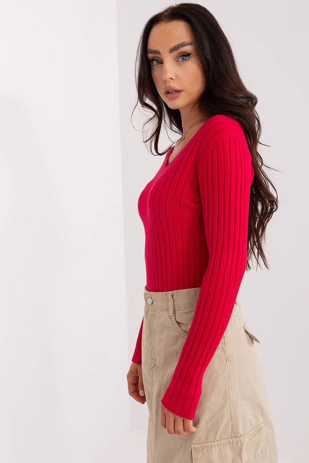 Ensemble femme haut manches longues côtelé rouge vif jupe beige neutre taille haute ajustée chic élégant