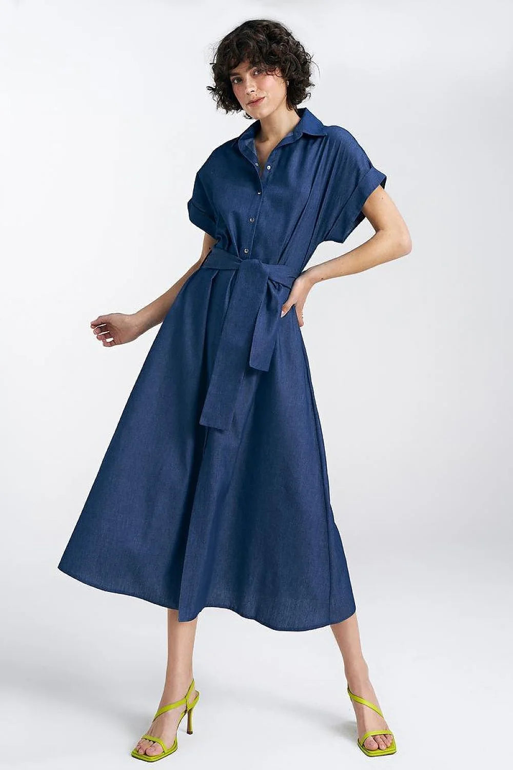 Robe chemise pour femme en denim bleu indigo coupe midi évasée manches courtes col chemise ceinture assortie fermeture boutons fente frontale occasion été
